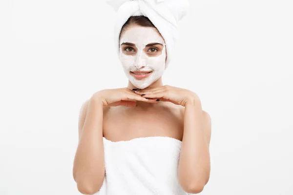 Beauty Skin Care Concept - Beautiful Caucasian Woman Face Portrait menerapkan topeng krim pada latar belakang kulit wajah putihnya . — Stok Foto