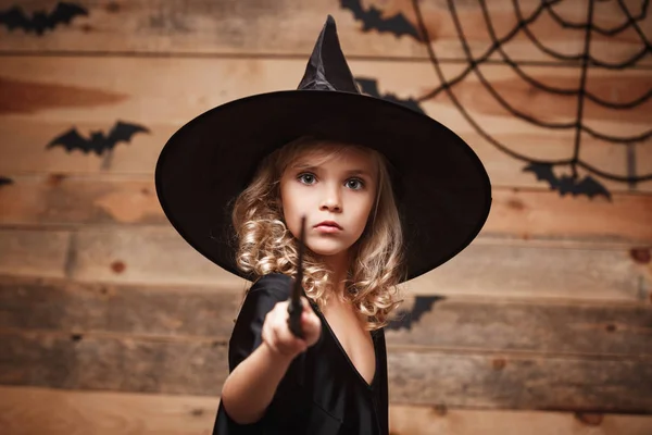 Koncepcja Witch Halloween - mała czarownica dziecko cieszyć się grając z magicznej różdżki. bat i spider web tle. — Zdjęcie stockowe