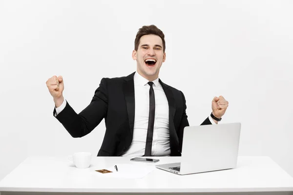 Oficina, negocio, tecnología, finanzas y concepto de Internet - hombre de negocios sonriente con ordenador portátil y documentos en la oficina aislado sobre fondo blanco . — Foto de Stock
