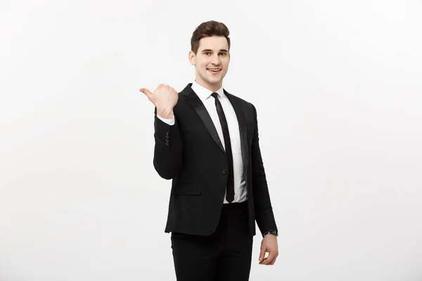 Schöner junger Geschäftsmann glücklich lächeln Zeigefinger auf leeren Kopierraum, Geschäftsmann zeigt Zeigefinger, Konzept der Werbung Produkt, isoliert über weißem Hintergrund. — Stockfoto