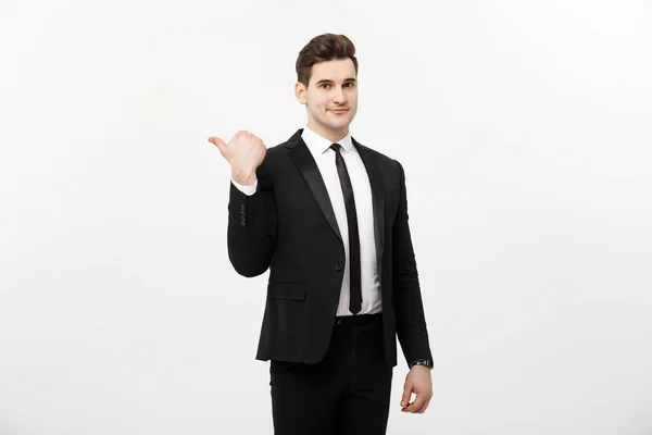 Bonito jovem homem de negócios feliz sorriso apontar dedo para espaço vazio cópia, empresário mostrando lado apontador, conceito de produto de publicidade, isolado sobre fundo branco . — Fotografia de Stock