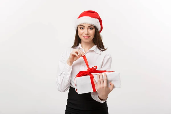 Conceito de Natal - jovem mulher de negócios caucasiana feliz com chapéu de Papai Noel sorrindo enquanto caixa de presente aberta com espaço de cópia no lado . — Fotografia de Stock