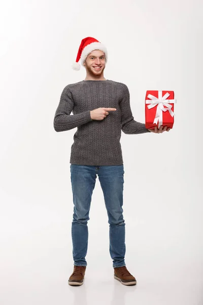 크리스마스 컨셉-손가락 존재를 가리키는 수염과 행복 한 젊은 남자 흰색 배경에 고립. — 스톡 사진