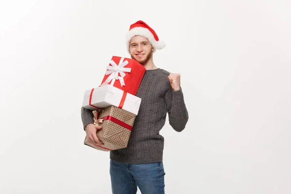 Weihnachtskonzept - glücklicher junger Mann mit Bart, Geschenk in der Hand und Hand isoliert auf weißem Hintergrund. — Stockfoto