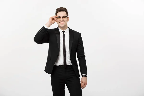 Obchodní koncept: Mladý pohledný podnikatel brýle drží ruku v kapse izolovaných na bílém pozadí. — Stock fotografie