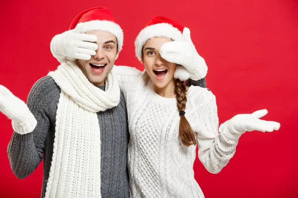 Conceito de Natal - Jovem casal elegante feliz em roupas de inverno fechar os olhos uns aos outros celebrando no dia de Natal — Fotografia de Stock