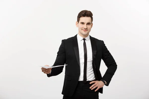 Geschäfts- und Jobkonzept: Eleganter Mann im Anzug mit Lebenslauf zur Einstellung im strahlend weißen Interieur. — Stockfoto