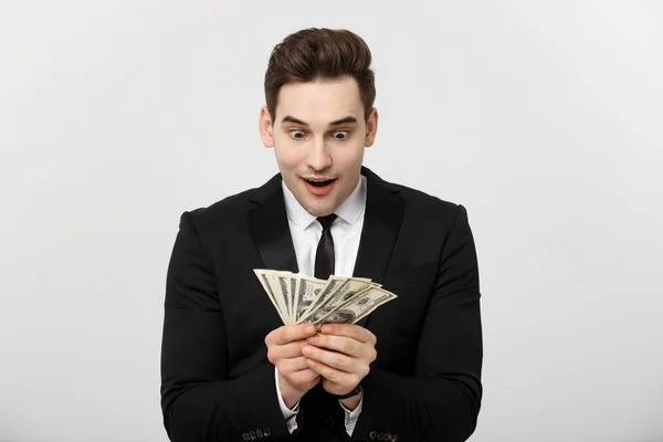 Concepto de negocio: Retrato de empresario sorprendido mostrando una gran cantidad de dinero aislado sobre fondo blanco . — Foto de Stock
