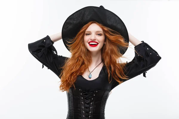 Concepto de bruja de Halloween - Feliz Halloween Ginger Hair Witch. Aislado sobre fondo blanco . —  Fotos de Stock