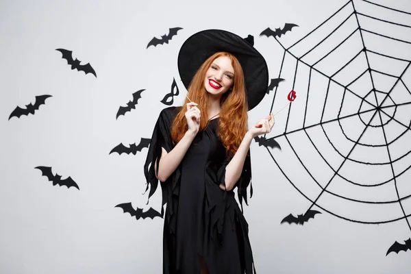 Halloween concept - mooie meisjes in zwarte heks jurken die partij rekwisieten. — Stockfoto