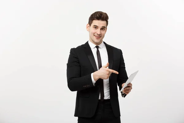 Geschäftskonzept: Glücklich lächelnder Geschäftsmann zeigt auf digitales Tablet auf weißem Hintergrund — Stockfoto