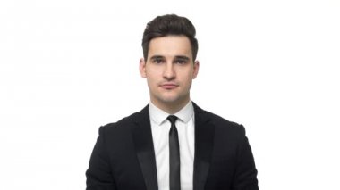 Ağır çekim mutlu genç gülümseyen arayan adam ve silah beyaz gri arka plan üzerinde izole memnuniyeti ile geçti.