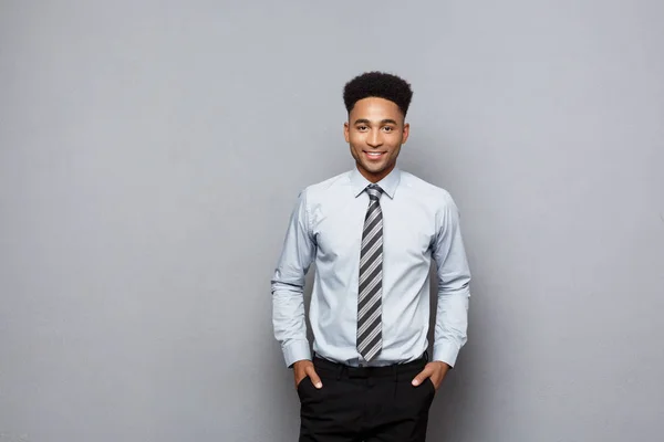 ビジネスコンセプト-灰色の背景の上にポーズを取る幸せな自信を持ってプロのアフリカ系アメリカ人ビジネスマン. — ストック写真