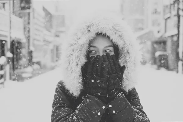 Jeune touriste asiatique en hiver, Sapporo - Japon. Noir et blanc . — Photo