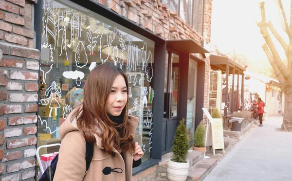 Молодая туристка в коричневом пальто едет в Сеул, Южная Корея — стоковое фото
