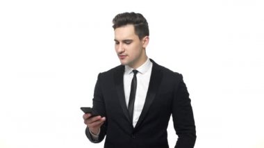Mutlu yakışıklı iş adamı app akıllı telefon kullanarak ve gülümseyen takım elbise manifatura