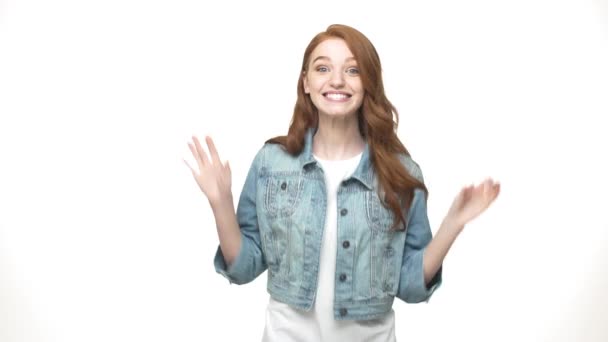 Porträtt förvånad ingefära kvinna i Jeansskjorta tittar på kameran över vit bakgrund — Stockvideo