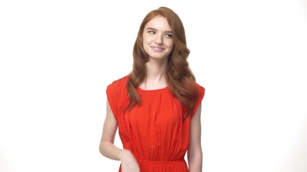 Νεαρή όμορφη γυναίκα Καυκάσιος με πανέμορφα πορτοκαλί φόρεμα στέκεται και να πω δεν απομονωθεί σε λευκό φόντο ενώ κάμερα που αναζητούν. — Αρχείο Βίντεο