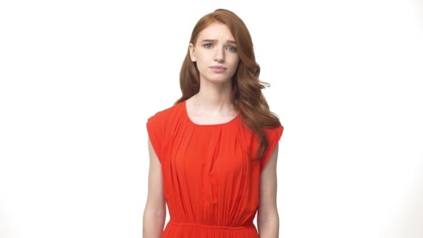 Νεαρή όμορφη γυναίκα Καυκάσιος με πανέμορφα πορτοκαλί φόρεμα στέκεται και να πω δεν απομονωθεί σε λευκό φόντο ενώ κάμερα που αναζητούν. — Αρχείο Βίντεο