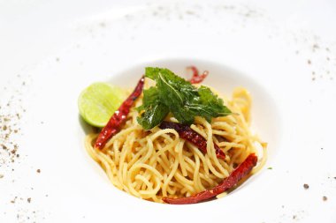 Kuru biber, pastırma limon ve sarımsak ile spagetti.