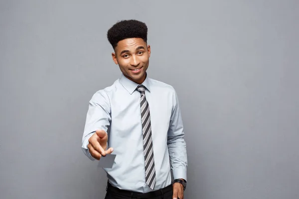 Businessconcept - Happy knappe professionele Afro-Amerikaanse zakenman die naam kaart geven aan cliënt. — Stockfoto