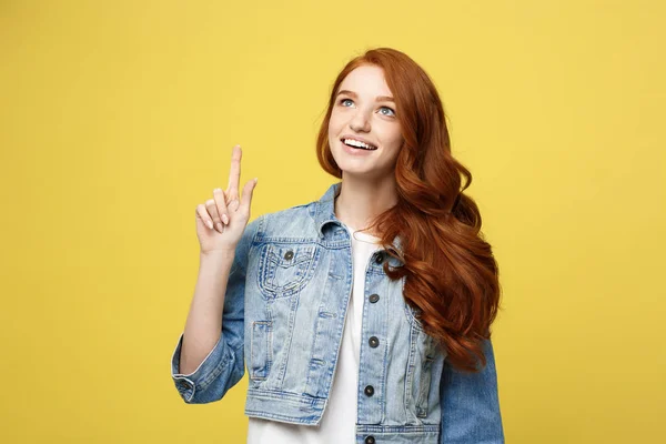 Lifestyle Concept : Happy excité fille touristique cuacaisan pointant du doigt sur l'espace de copie isolé sur fond jaune doré — Photo