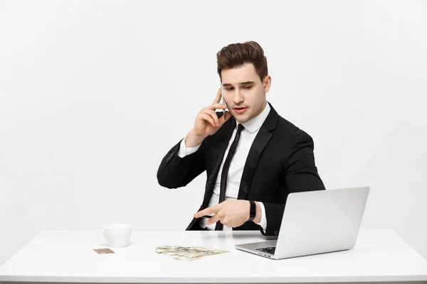 Concept d'entreprise : Portrait jeune homme d'affaires prospère travaillant dans un bureau lumineux, utilisant un ordinateur portable, parlant au téléphone . — Photo