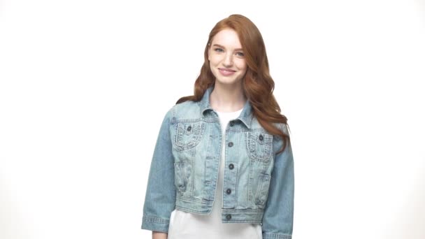 Крупный план портрет девушки-подростка в джинсе концентрированный подсчет пальцев чувствуя себя довольным и расслабленным, на белом фоне — стоковое видео