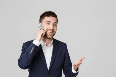Yaşam tarzı ve iş kavramı - yakışıklı işadamı portresi zevk cep telefonu ile konuşurken. İzole beyaz arka plan. Kopya alanı.