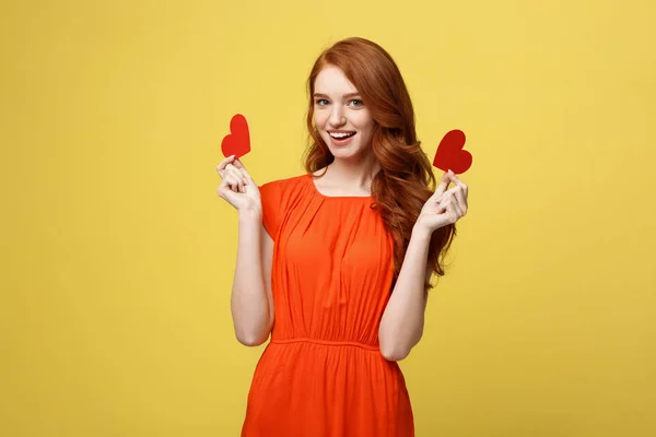 Retrato de feliz romântico jovem caucasiano menina com papel vermelho em forma de coração cartão postal, desejos românticos, celebração do dia dos namorados, conceito de amor — Fotografia de Stock