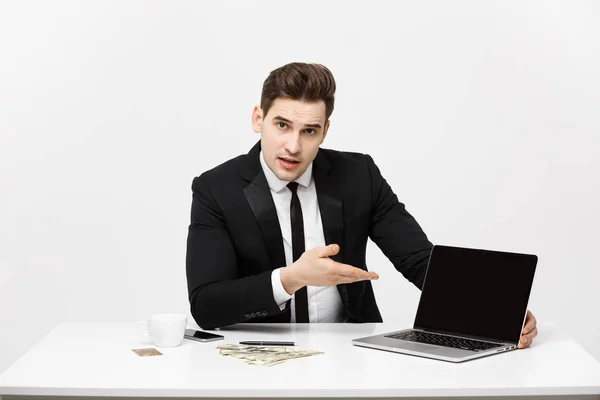 Улыбающийся бизнесмен представляет свой ноутбук зрителю с пустым экраном с копировальным пространством — стоковое фото
