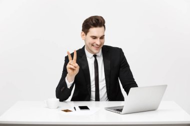 Genç işadamı facetime birisi ve iki parmak ya da zafer parmak işaret gösteren