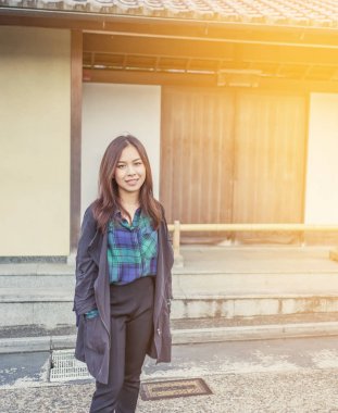 Genç Asyalı kadın turist Japonya, Osaka.