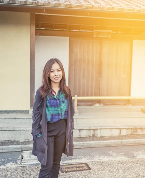 日本、大阪で若いアジア女性観光. — ストック写真