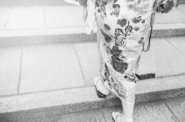 Женщины в кимоно ходят по улицам по магазинам и культурным местам в кимоно . — стоковое фото