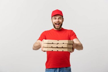 : Teslimat pizza kutuları gri arka plan üzerinde izole tutan genç beyaz yakışıklı Pizza teslim adam kavramı