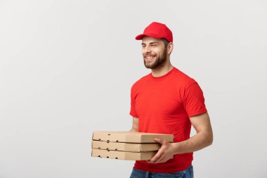 : Teslimat pizza kutuları gri arka plan üzerinde izole tutan genç beyaz yakışıklı Pizza teslim adam kavramı