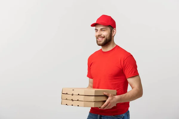 전송 개념: 젊은 백인 잘생긴 피자 배달 남자 회색 배경 위에 고립 된 피자 박스를 들고 — 스톡 사진