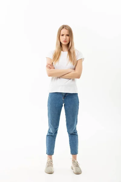 Retrato de cuerpo entero de una guapa joven caucásica vestida de jean y con los brazos cruzados. — Foto de Stock