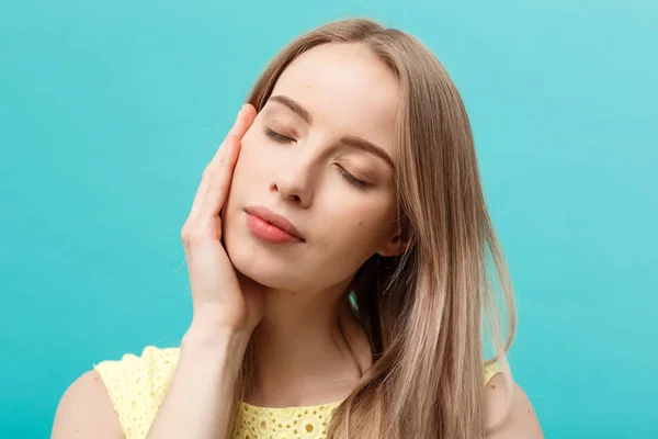 Bela Mulher Face Retrato Beleza Cuidados com a Pele Conceito: beleza jovem caucasiano fêmea modelo menina tocando seu rosto pele bochechas mãos dedos. Modelo de beleza de moda isolado em azul . — Fotografia de Stock