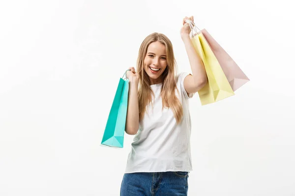 Shopping- und Lifestylekonzept: junge fröhliche Sommer-Shopping-Frau lächelt und hält Einkaufstüten isoliert auf weißem Hintergrund — Stockfoto