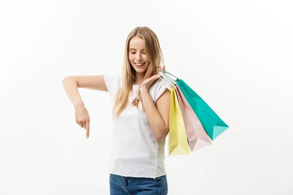 Shopping- und Lifestylekonzept: junge, fröhliche Frau mit bunter Einkaufstasche und erhobenem Zeigefinger. isoliert über weißem Hintergrund. — Stockfoto