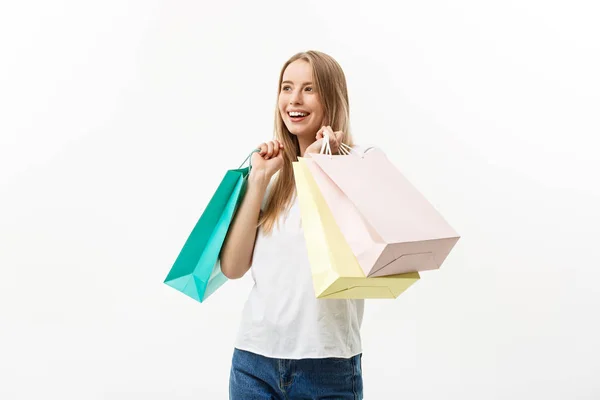 Bevásárló és életmód fogalom: fiatal boldog nyár bevásárló nő mosolyog, és a gazdaság bevásárló táskák elszigetelt fehér background — Stock Fotó