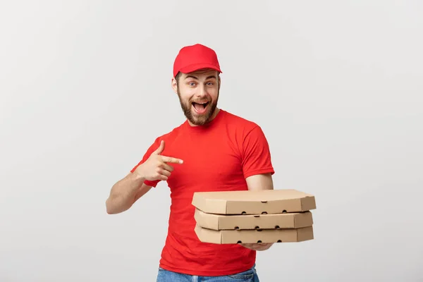 Concetto di consegna: bell'uomo caucasico della consegna della pizza che punta il dito. isolato su sfondo grigio . — Foto Stock