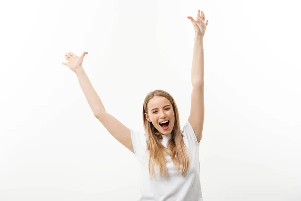 Mulher feliz bonita em celebração. Aniversário ou véspera de Ano Novo celebrando conceito. Isolado sobre fundo branco . — Fotografia de Stock