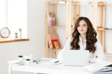 Genç güzel iş kadını ile defter ve belge parlak modern ofis kapalı