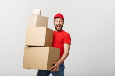 Karton kutular tutan sürpriz jest yapıyor teslimatçı.