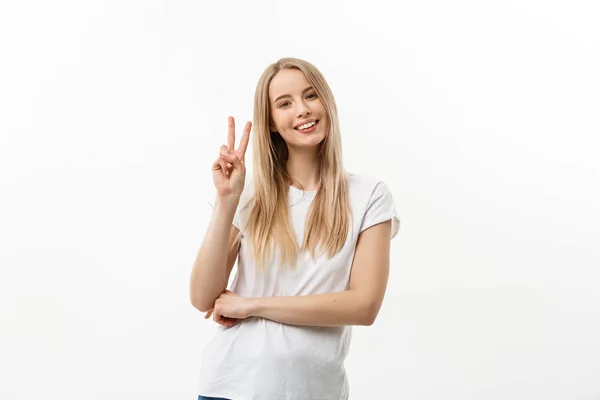 Detailní portrét mladé šťastný sebevědomá žena dává mír vítězství, dvě znamení gesto, izolované bílé studio pozadí. Symboly pozitivní emoce pocity mimika, postoj — Stock fotografie