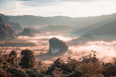 Manzara. Phayao, Tayland 'da Phu Lang Ka' da güzel bir gün doğumu.