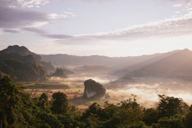 Manzara. Phayao, Tayland 'da Phu Lang Ka' da güzel bir gün doğumu.